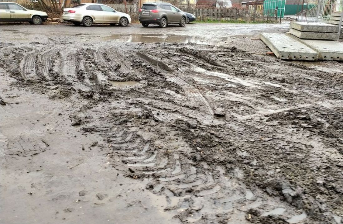 На пензенской улице нарос 5-сантиметровый слой грязи. Фото