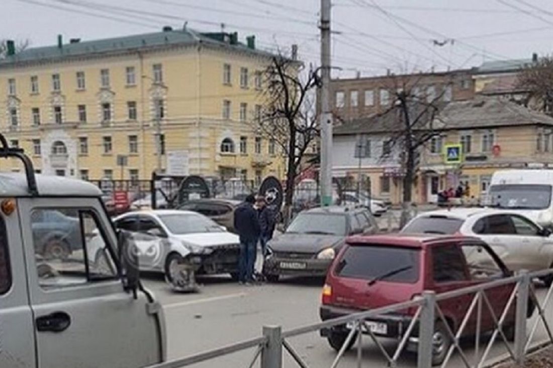 В центре Пензы легковушке снесло переднюю часть