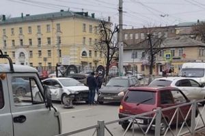 В центре Пензы легковушке снесло переднюю часть