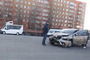 В Пензе у «Самолета» иномарке искорежило перед