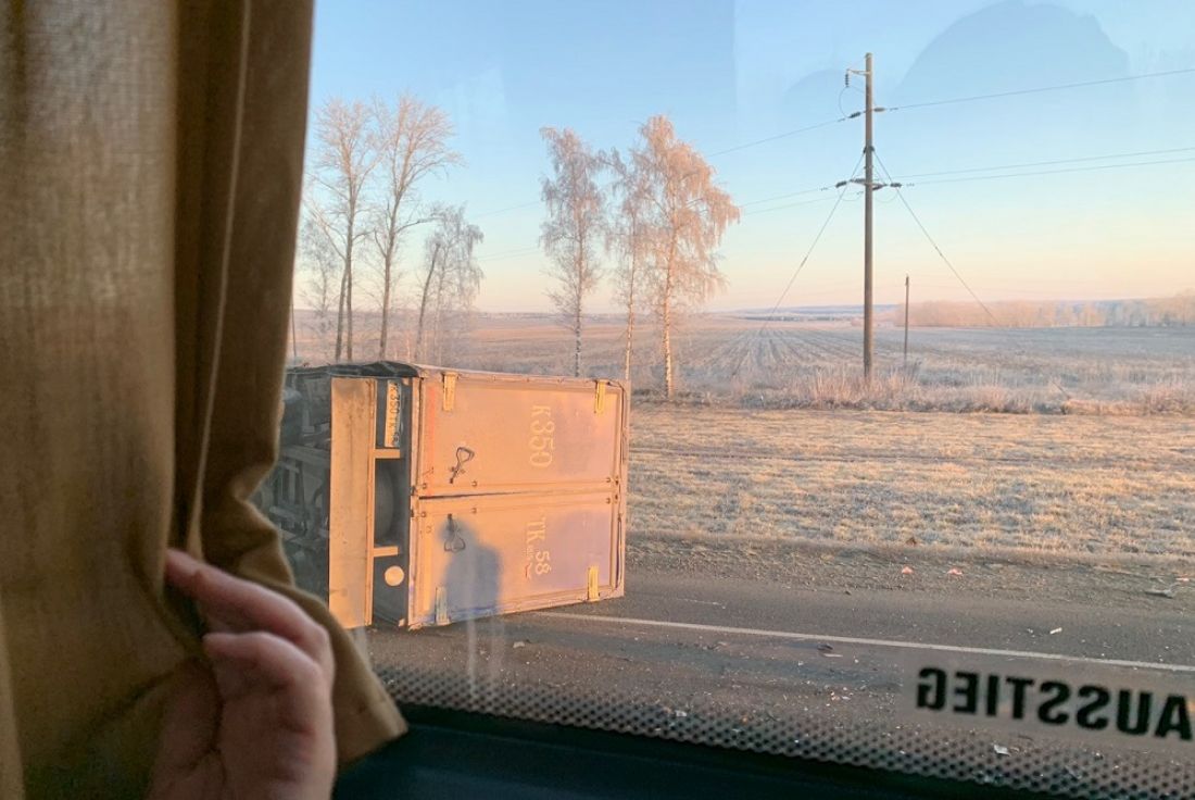 Легковушку смяло, грузовик перевернулся: видео с места ДТП в Пензенской области