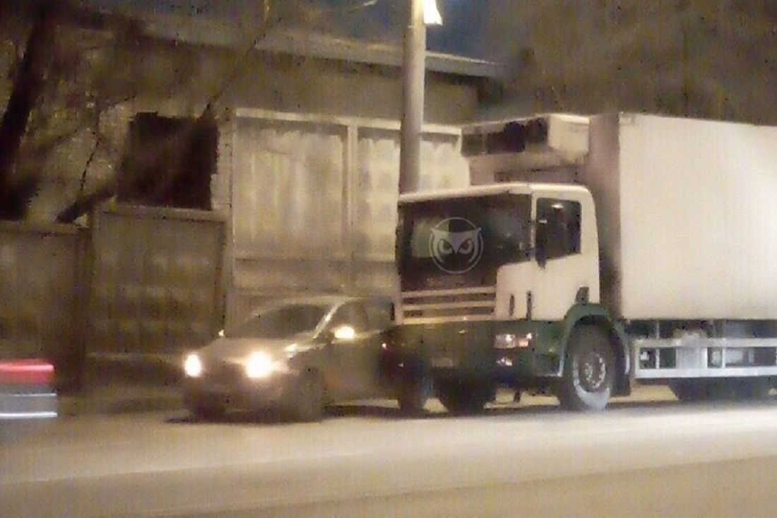 В Пензе в районе автовокзала грузовик протаранил легковушку