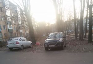 В пензенском дворе ссорятся из-за огороженной жильцами стоянки. Фото