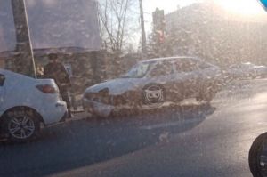 В Пензе на улице Калинина легковушке снесло бампер