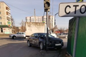 В Пензе люксовая иномарка разбилась о светофор