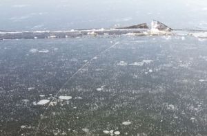 Пензенский рыбак рассказал, что под ним на Сурском море лопнул лед. Фото