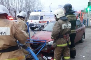 В Кузнецке легковушка пробила ограждение и искорежила другое авто