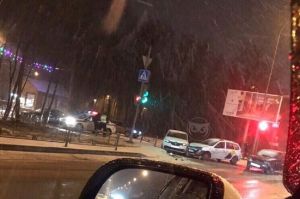 В Пензе возле «Дизель-Арены» не смогли разъехаться два автомобиля