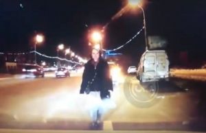 «Ходит, кидается на машины». В Пензе странная женщина вышла на дорогу. Видео