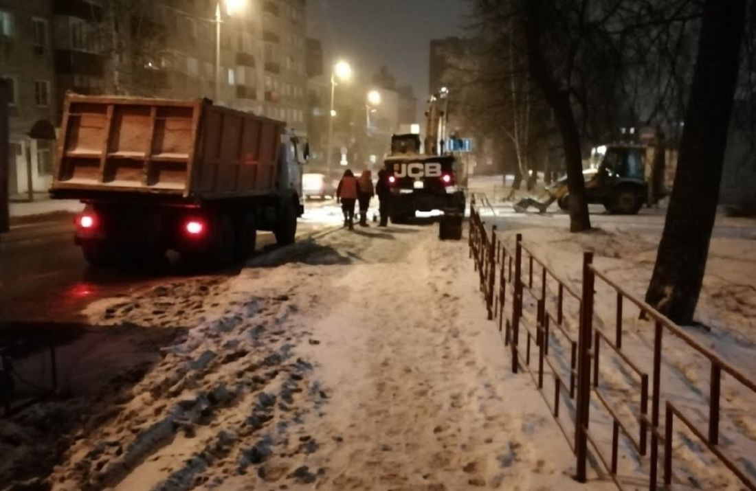 В Пензе на улице Захарова продолжают устранять коммунальную аварию