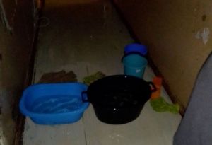 «Страшно жить». На Виноградном проезде в Пензе с потолка текут потоки воды. Видео