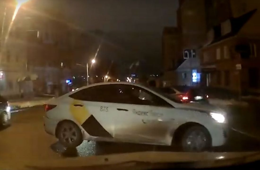 Спуск с улицы Володарского в Пензе едва не закончился страшной аварией. Видео