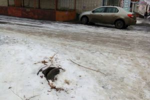 Жители Каменки возмущены открытыми люками в городе