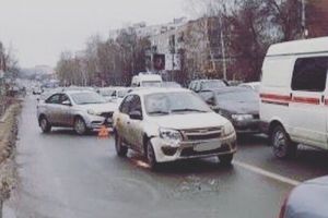 В центре Пензы «LADA Granta» изуродовала бампер