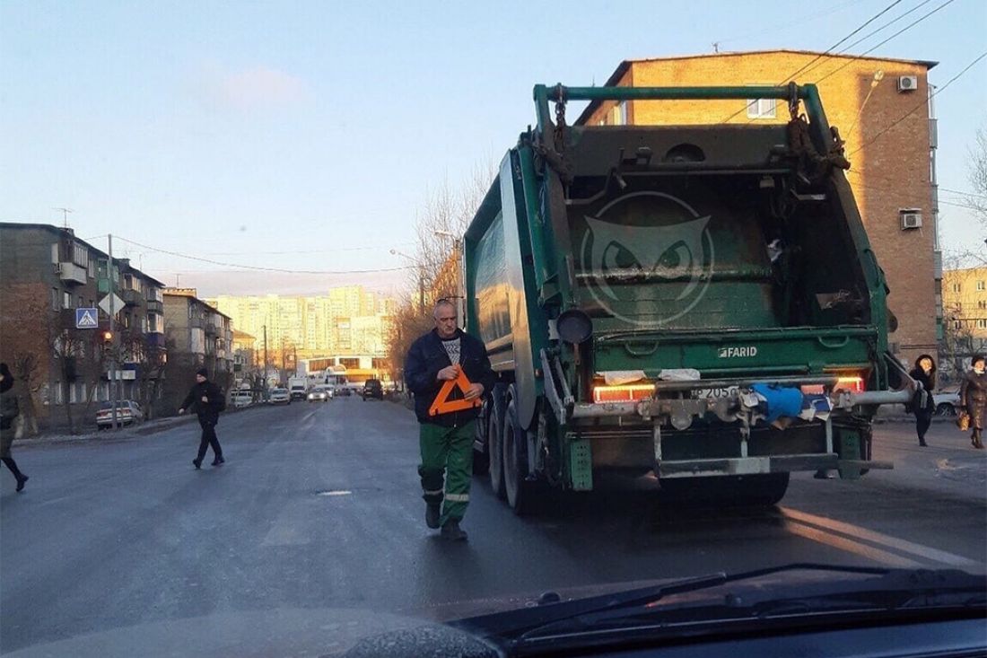 В Пензе мусоровоз попал в ДТП и перегородил дорогу