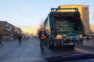 В Пензе мусоровоз попал в ДТП и перегородил дорогу