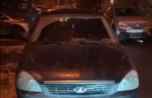 В Пензе девушка-водитель заблокировала въезд во двор и ушла. Видео