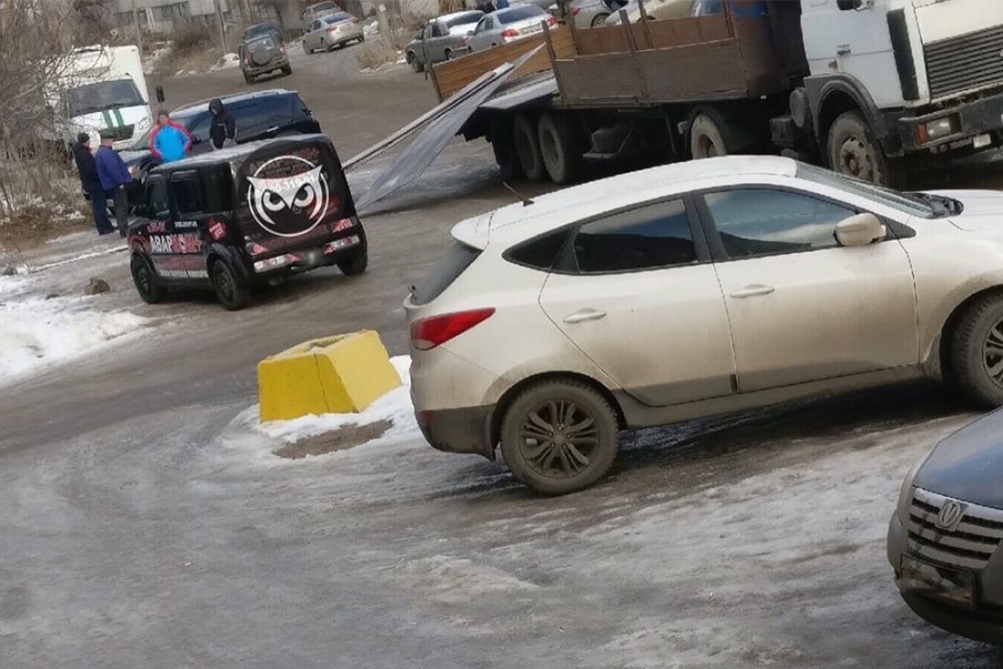В Пензе упавшие с грузовика металлические листы повредили дорогой кроссовер