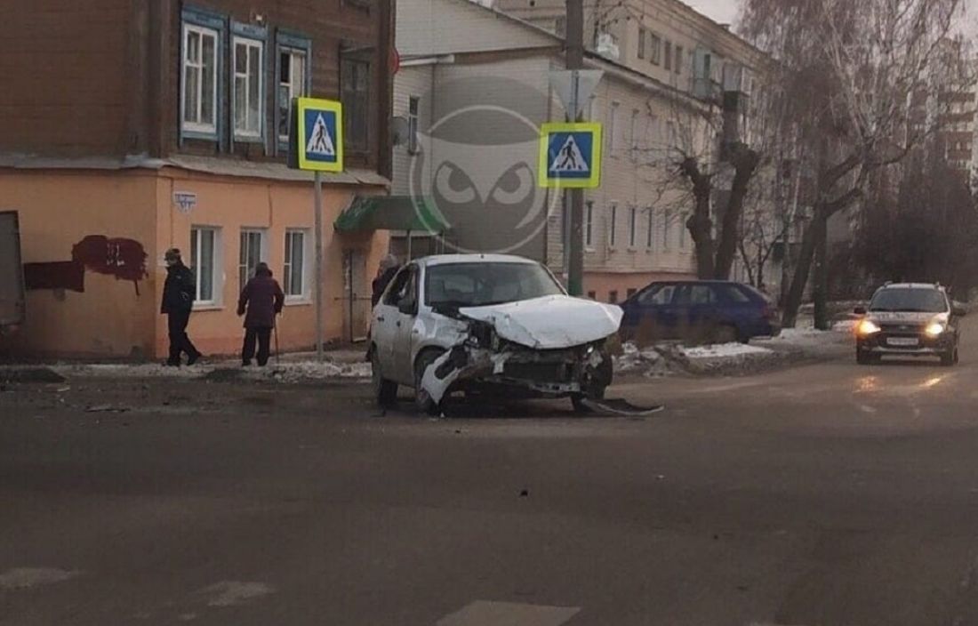 ДТП на ул. Свердлова в Пензе: легковушке раскрошило перед, фургон оказался на тротуаре