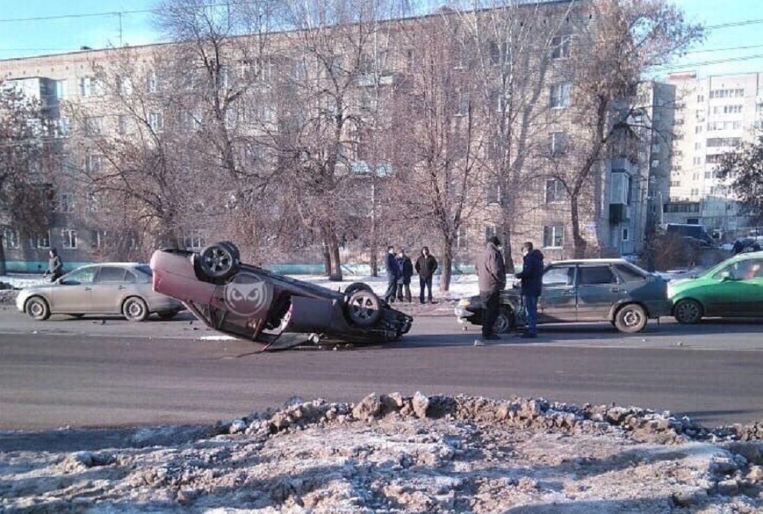 Иномарка на крыше, предновогодняя ярмарка и момент ДТП: новости за 16 декабря