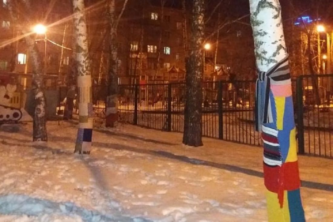 В пензенском детском саду деревья одели в нарядные кофточки