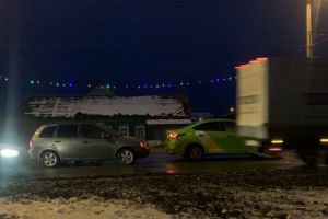 В пензенской Терновке легковушка врезалась в машину «Яндекс.Такси»