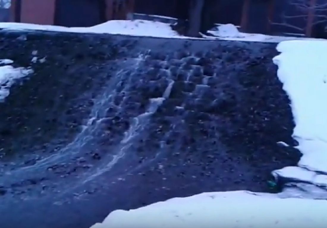 В Пензе в районе Бугровки образовался водопад. Видео