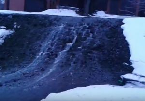 В Пензе в районе Бугровки образовался водопад. Видео
