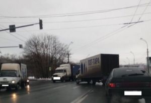 В Пензе фура сломалась и «заблокировала» проезд