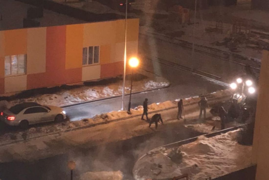 Пензенцев поразили рабочие, кладущие асфальт в дождь и слякоть