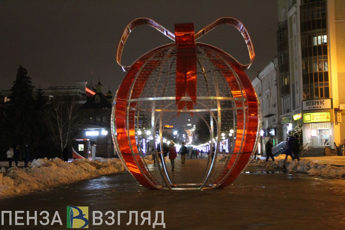 Пенза принарядилась к Новому году, но не хватает главного элемента декора (фоторепортаж)