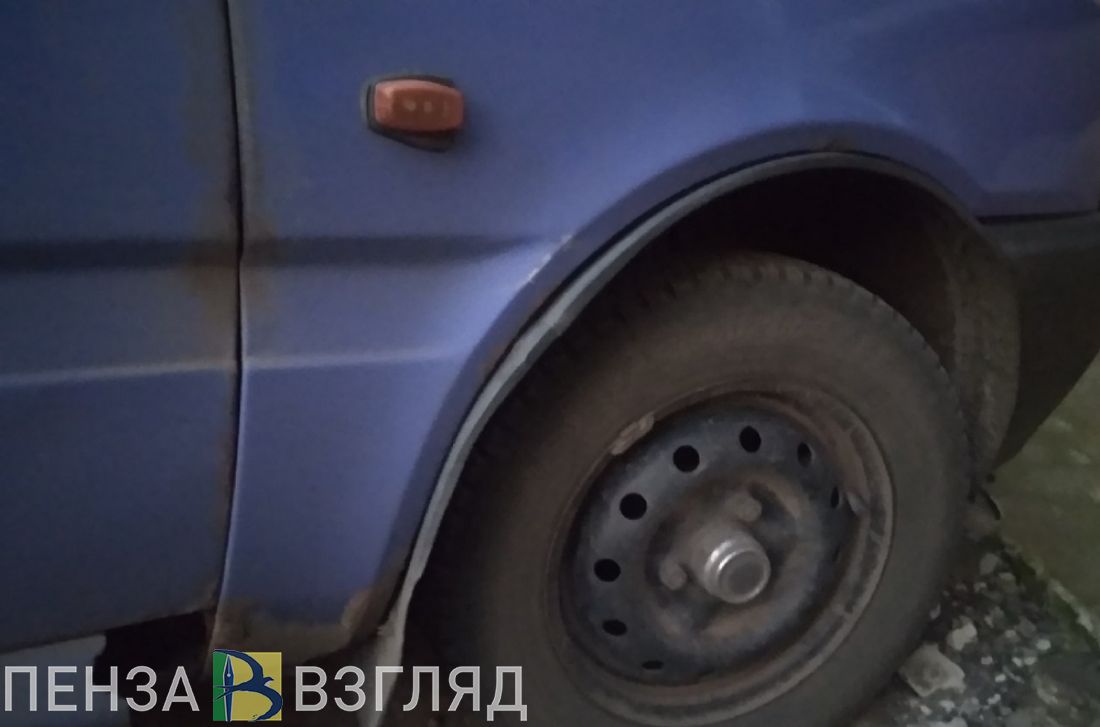 В Пензе столкнувшиеся автомобили заняли половину перекрестка