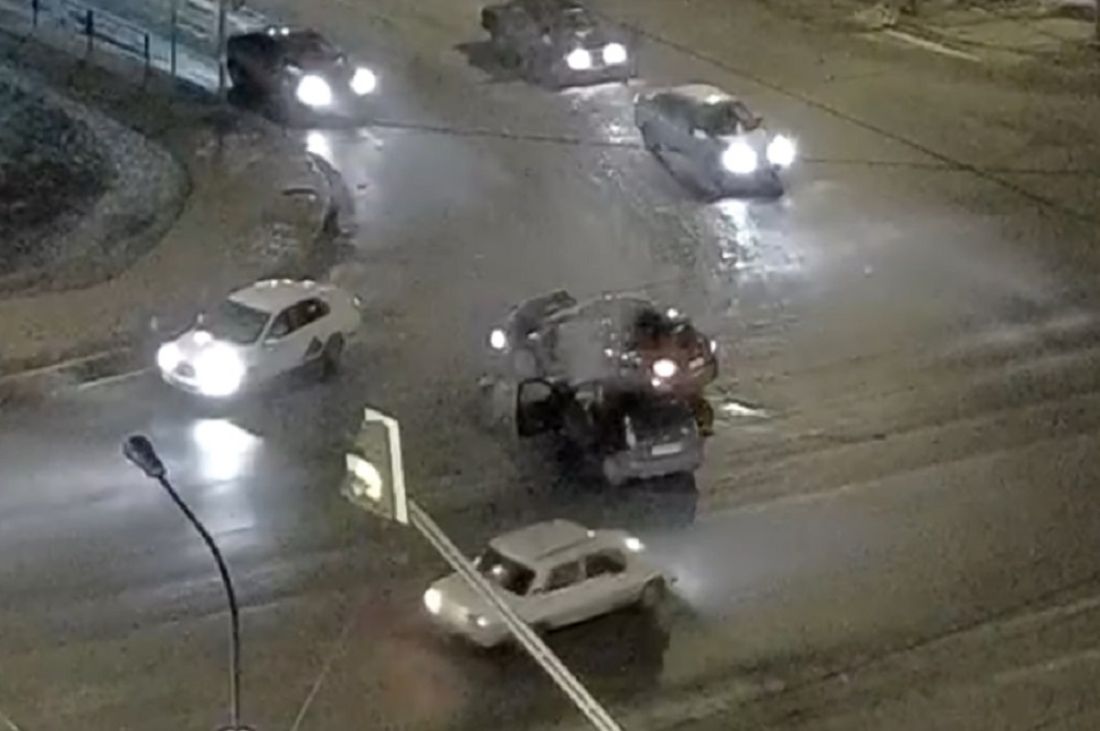 Момент ДТП на перекрестке в Терновке попал на видео