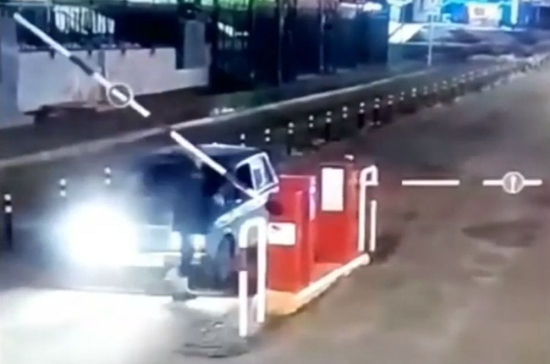 На площади Ленина в Пензе бедный водитель «поруководил» шлагбаумом. Видео