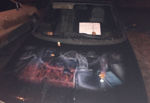 В Пензе припаркованную машину закидали яйцами и оставили послание. Фото