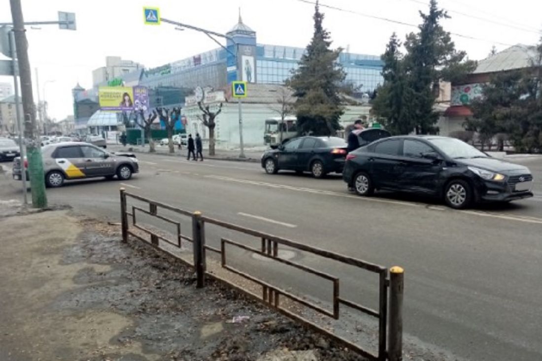 В центре Пензы «Яндекс.Такси» в результате ДТП изуродовало иномарку
