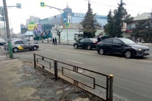 В центре Пензы «Яндекс.Такси» в результате ДТП изуродовало иномарку