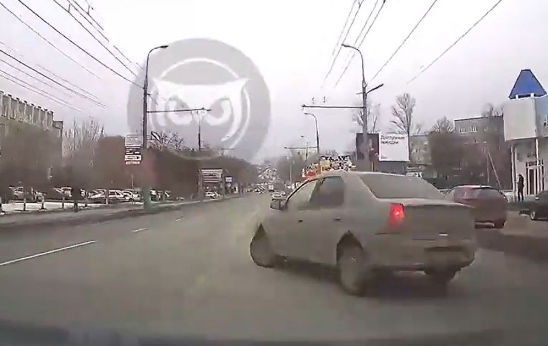 В Пензе непредсказуемый водитель подставил свою машину под удар. Видео