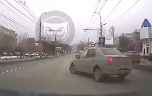 В Пензе непредсказуемый водитель подставил свою машину под удар. Видео