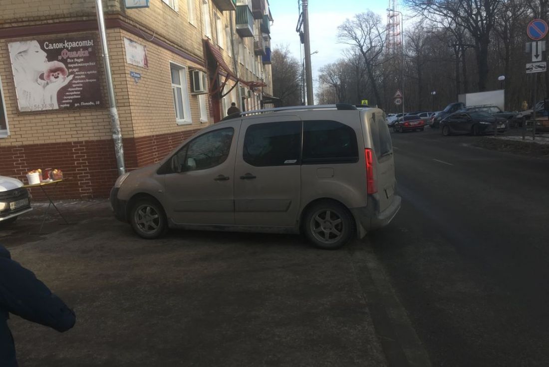 На Западной поляне Пензы женщина-«автохам» заблокировала тротуар