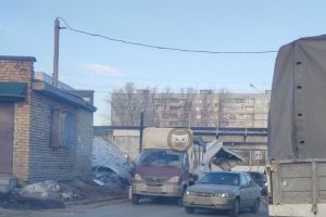 В Пензе у «ГАЗели» срезало кузов после проезда под мостом