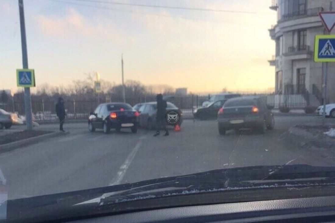 Авария на пензенском перекрестке затруднила проезд транспорта