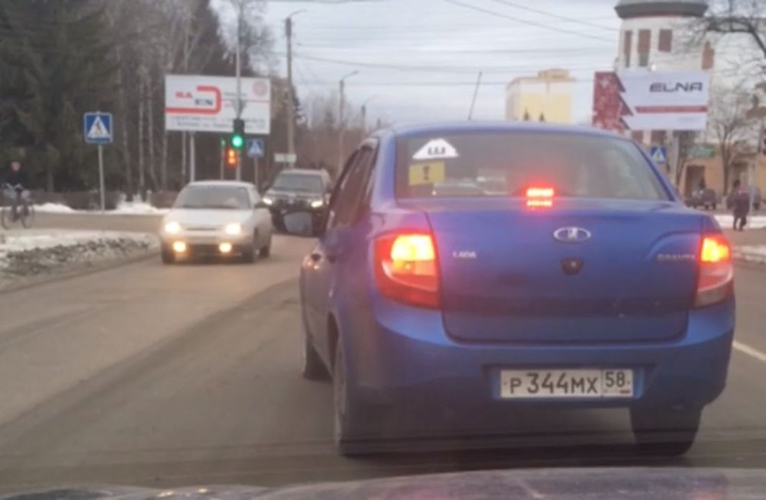 В Пензенской области на видео попал водитель с пьяными пируэтами на дороге