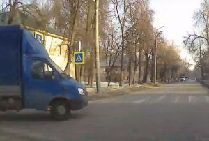 На видео попало, как два пензенских водителя пошли на взаимный таран