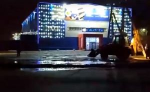Пензенцев взбесили рабочие, которые в мороз заливали дорогу водой. Видео