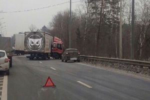 Недалеко от места смертельной аварии под Пензой в ДТП попал грузовик