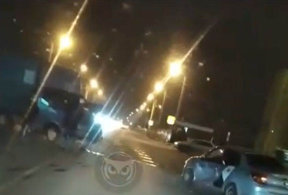 В Терновке такси жестко столкнулось с грузовиком. Видео