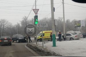 Иномарку выбросило с дороги после столкновения с внедорожником в Пензе