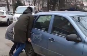 В центре Пензы водители на руках перенесли мешавший проезду автомобиль. Видео