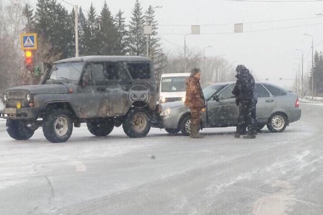 На пензенском перекрестке легковушка не разъехалась с УАЗиком